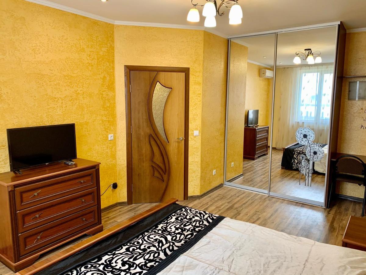 Apartment In Center Ivano Frankivsk Bagian luar foto