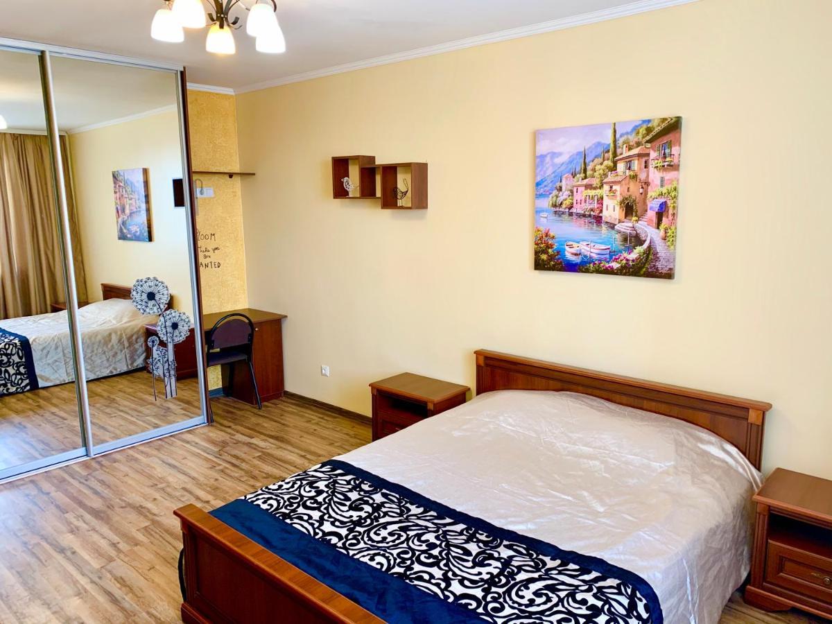 Apartment In Center Ivano Frankivsk Bagian luar foto